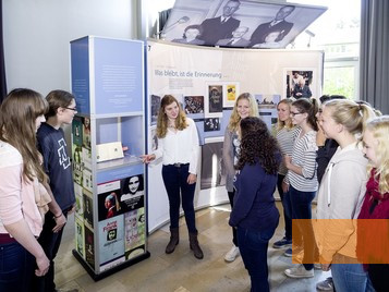 Bild:Loburg, 2015, Eine Führung in der Wanderausstellung »Deine Anne. Ein Mädchen schreibt Geschichte« des Anne Frank Zentrums, Anne Frank Zentrum
