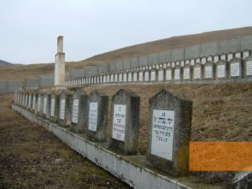 Bild:Sărmaşu, 2006, Der Friedhof der Opfer des Massakers, Stiftung Denkmal, Roland Ibold