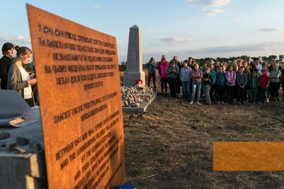 Bild:Samhorodok, 2019, Neue Gedenktafel am Tag der Einweihung des Denkmals, Stiftung Denkmal, Anna Voitenko