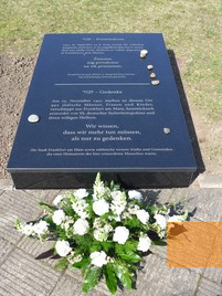 Bild:Kaunas, 2018, Gedenkstein in Erinnerung an ermordete Juden aus Frankfurt am Main, Brüder-Schönfeld-Forum e.V.