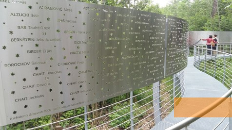Bild:Biržai, 2019, Ansicht des Denkmals mit den Namen von 522 Opfern, lzb.lt
