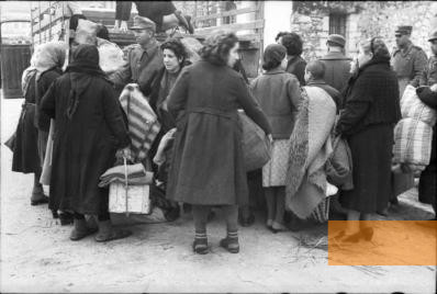 Bild:Ioannina, 25. März 1944, Gruppe jüdischer Frauen und Kinder besteigt den LKW zur Deportation, Bundesarchiv, Bild 101I-179-1575-18