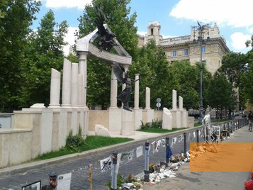 Image: Budapest, 2015, View of the memorial with elements of the »Vivid Memorial« of the opponents, Stiftung Denkmal