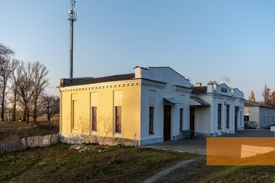 Bild:Kolodjanka, 2019, Bahnhofsgebäude, dahinter die ehemalige Erschießungsstätte mit dem Denkmal, Stiftung Denkmal, Anna Voitenko