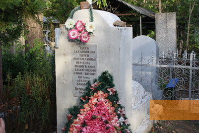 Bild:Bender, 2012, Grabstein für die 1941 erschossenen Juden am jüdischen Friedhof, Stiftung Denkmal