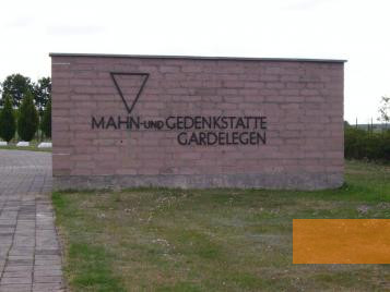 Image: Gardelegen, 2006, Entrance to the memorial, Thomas Herrmann, Berlin