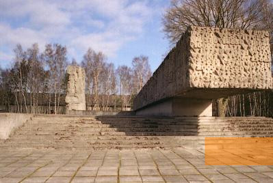 Image: Sztutowo, 2005, The 1968 memorial on the former camp premises, Stiftung Denkmal, Ronnie Golz