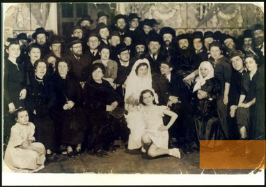 Image: Botoșani, 1930s, A Jewish wedding party, Yad Vashem