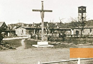 Image: Hersbruck, about 1948, Wooden cross, set up by survivors in 1945 at the former camp premises, Association des Déportés de Flossenbürg et Kommandos