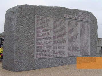 Bild:Maillé, 2005, Denkmal mit den Namen der Opfer am Friedhof, Maison du Souvenir