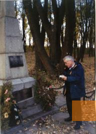 Bild:Uman, 2001, Besucher am Denkmal in Suchoj Jar, Lew Guralnik