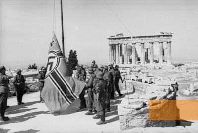 Image: Athens, May 1941, Soldiers of the Wehrmacht hoist the swastika flag on the Acropolis, Bundesarchiv, Bild 101I-165-0419-19A, Bauer