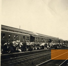 Bild:Bielefeld, 1941, Deportationszug am Hauptbahnhof, Stadtarchiv Bielefeld, Bestand 300,11/Kriegschronik der Stadt Bielefeld 1941, Bd. 2, Nr. 20 